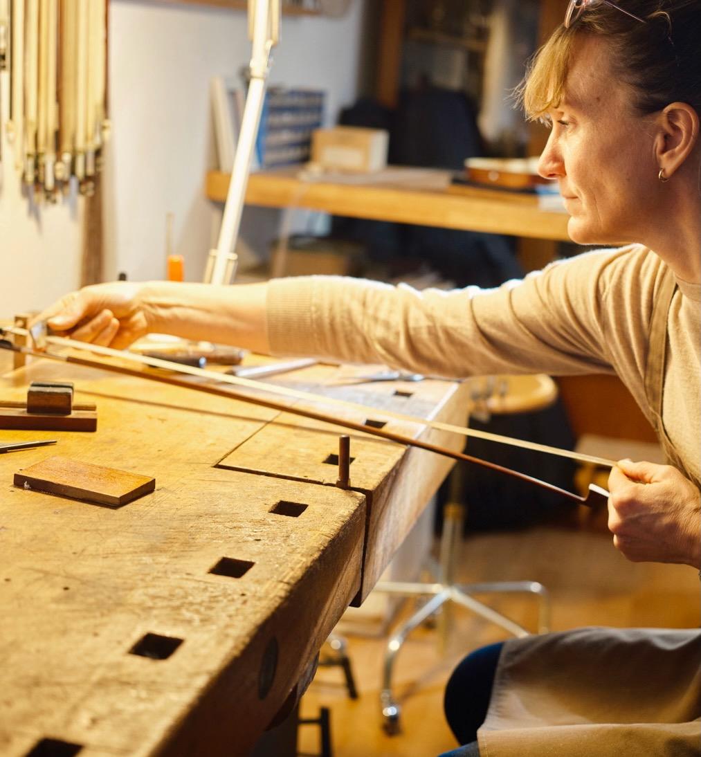 Einzigartige Details eines handgefertigten Instruments