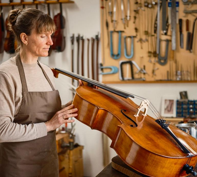 Ein Cello bereit für neue musikalische Wege.
