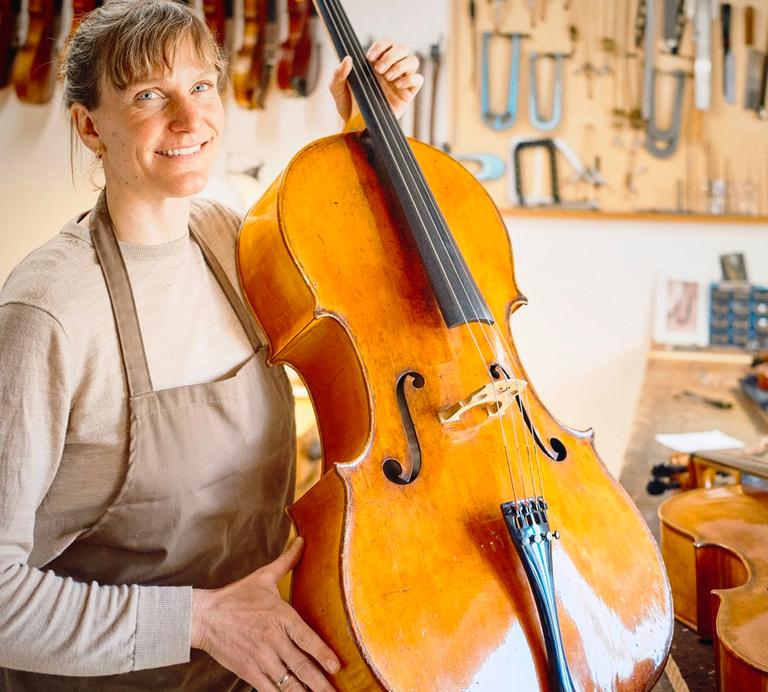 Cello in warmem Licht – gesucht für große Bühnen.