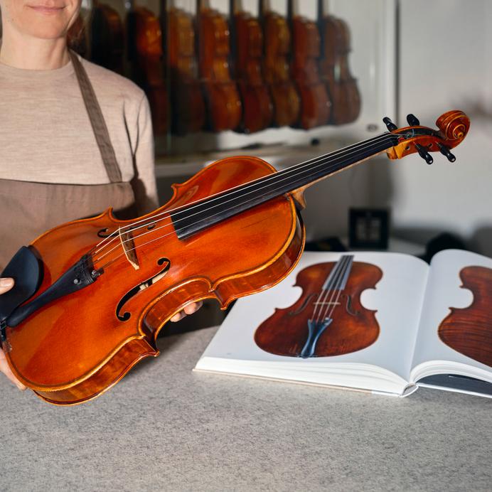Bratsche mit warmem Klangprofil in unserer Ausstellung.