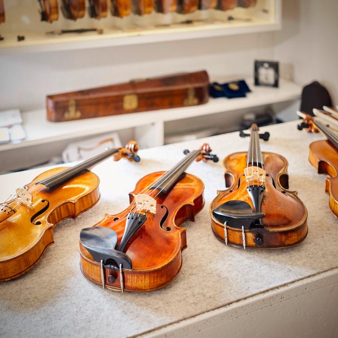 Auswahl hochwertiger Geigen in unserer Düsseldorfer Werkstatt.