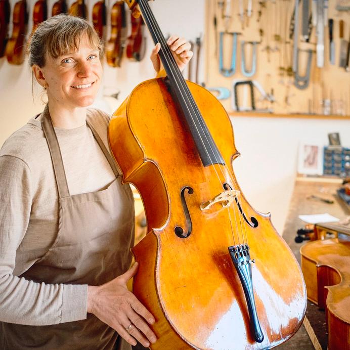 Cello in warmem Licht – gesucht für große Bühnen.
