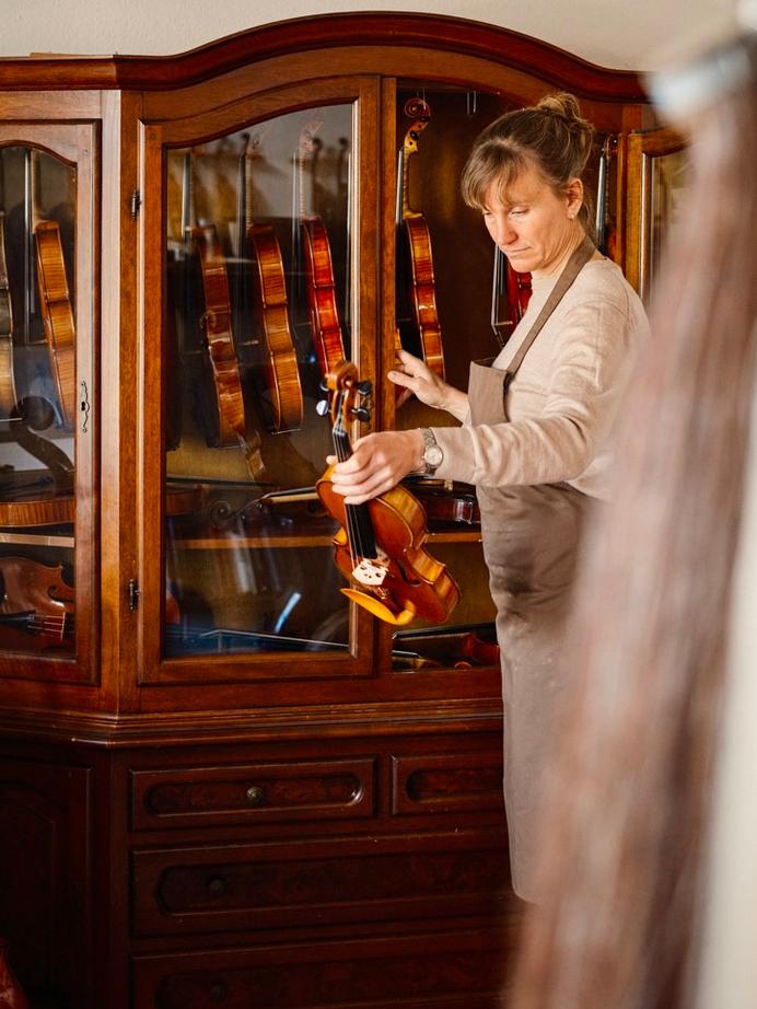 Geigen, Bratschen und Celli in unserer Ausstellung