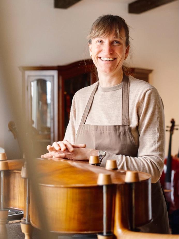 Ein altes Cello bei der Restaurierung