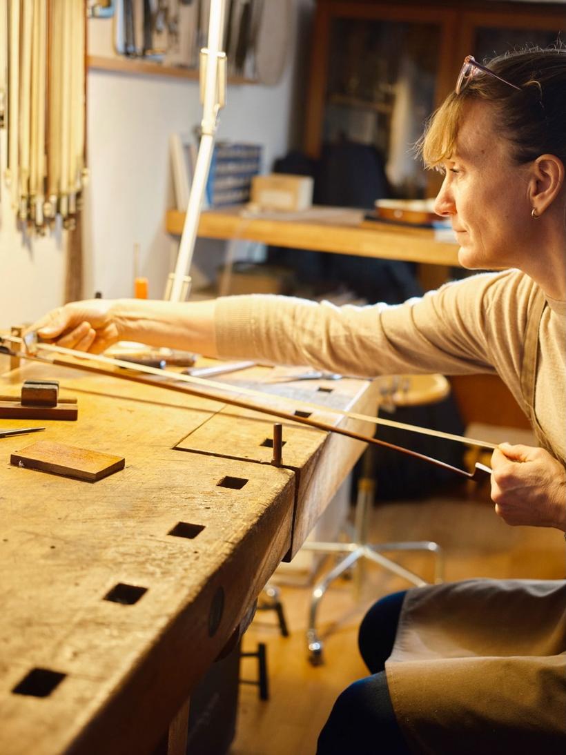 Einzigartige Details eines handgefertigten Instruments