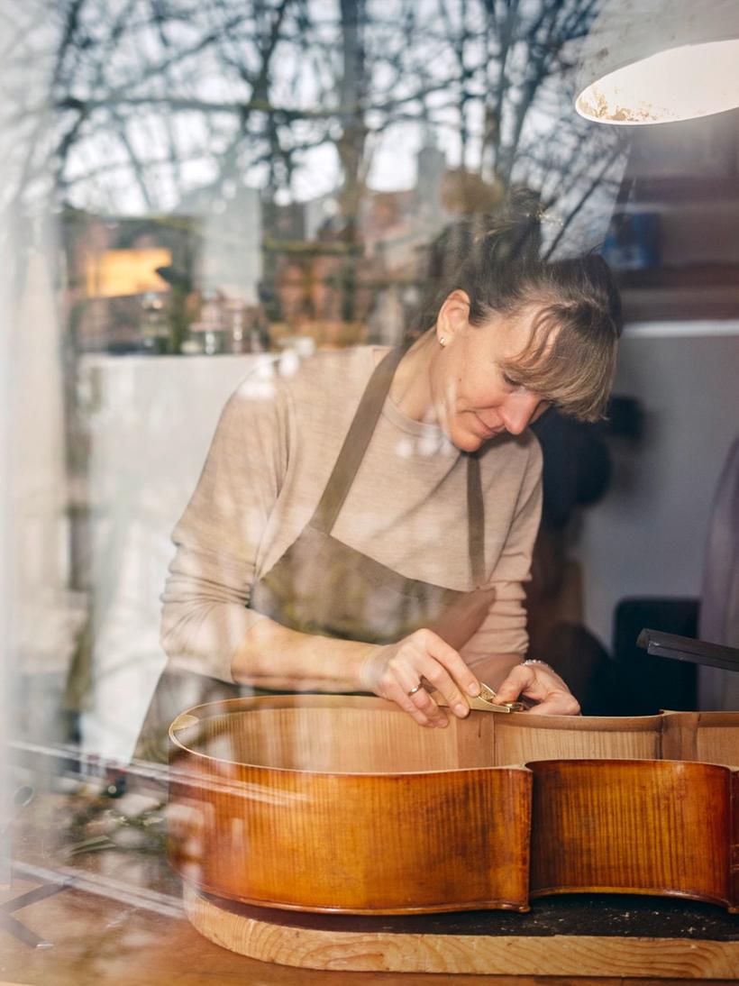 Einzigartige Details eines handgefertigten Instruments