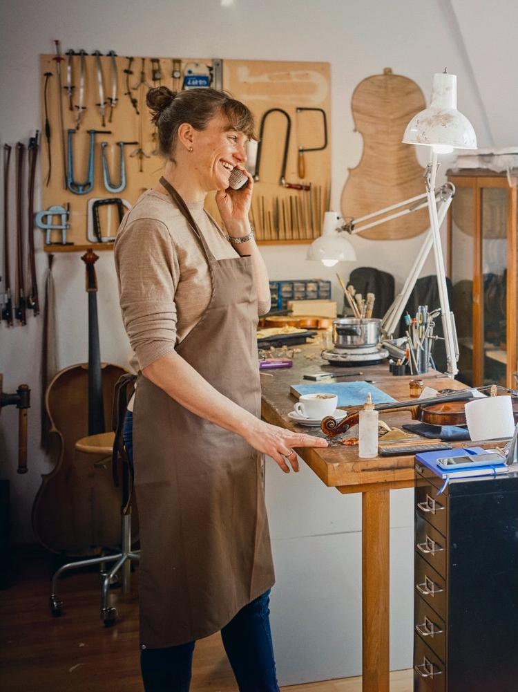 Einzigartige Details eines handgefertigten Instruments